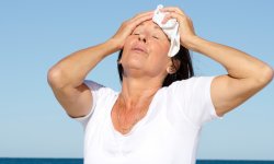 Почему у женщин начинается сильная потливость после 60 лет и как с ней бороться