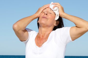 Почему у женщин начинается сильная потливость после 60 лет и как с ней бороться